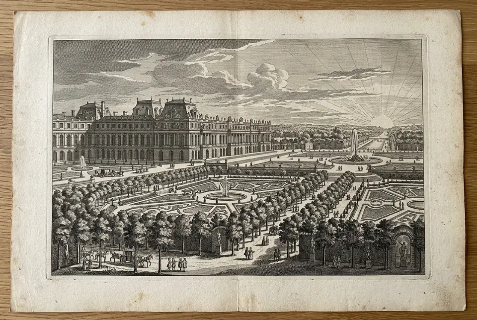 Ilustración de estilo grabado clásico del Palacio de Versalles y sus jardines simétricos al atardecer, ambientación barroca del siglo diecisiete, sin texto