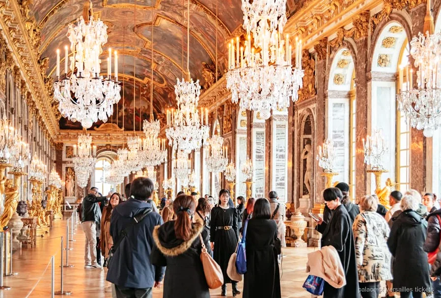 Entrada al Palacio de Versalles, interior de la Galería de los Espejos