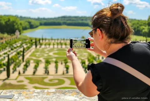 Versailles skip-the-line guided tour, Hall of Mirrors with guide